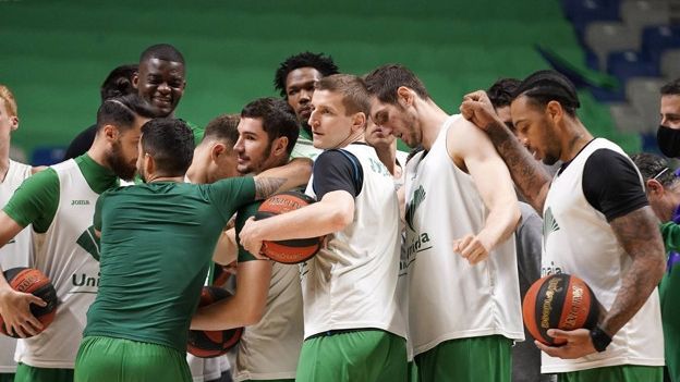 Los jugadores del Unicaja de Málaga hacen piña al final de un entrenamiento durante la temporada pasada.