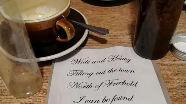 El enigmático mensaje que se ha encontrado en una botella y que nadie logra descifrar.