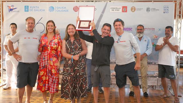 Jorge y Luis Pérez Canal, de Aceites Abril, reciben la placa de vencedores.