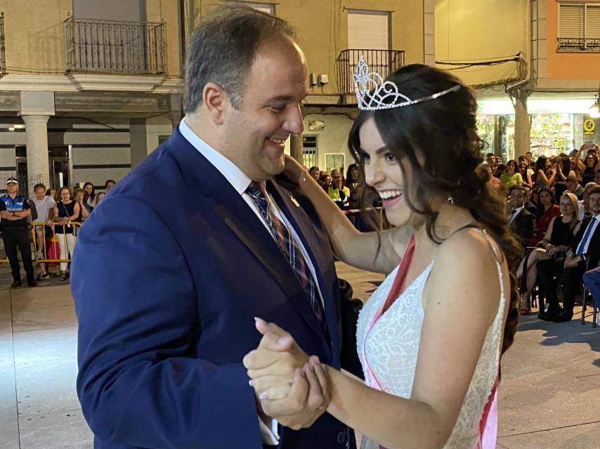 La reina de las fiestas de Guijuelo baila con el alcalde