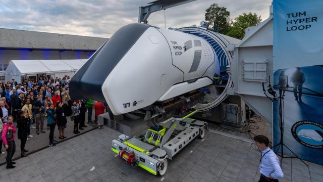 Cápsula de Hyperloop entrando al tubo