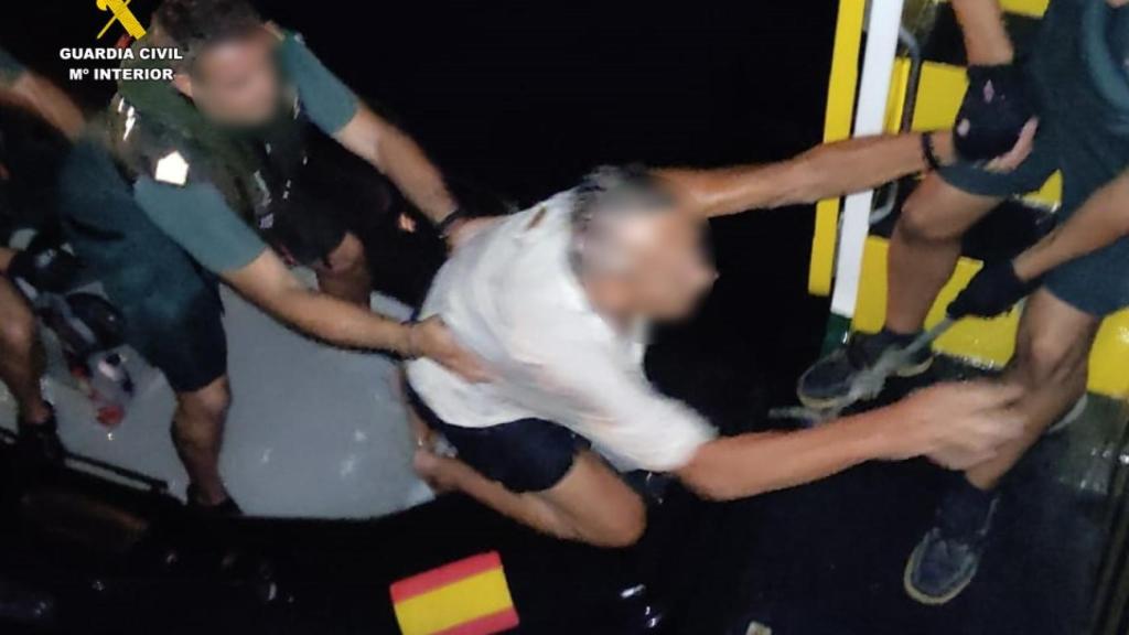 El rescate del capitán del velero.
