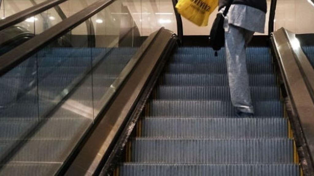 Imagen de archivo de escaleras mecánicas.