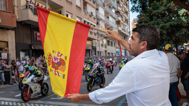El president Mazón da el pistoletazo de salida a una carrera de motos clásicas durante su visita este martes a la localidad de Xàtiva.