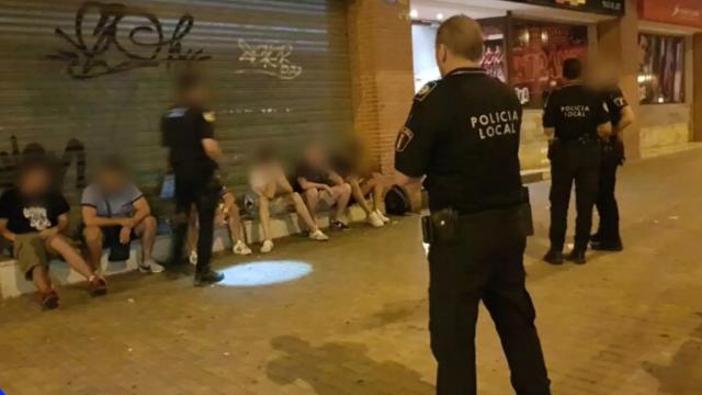 La Policía Local en un control sobre consumo de alcohol días atrás.
