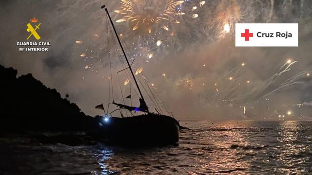 Así de encallado quedó el velero.