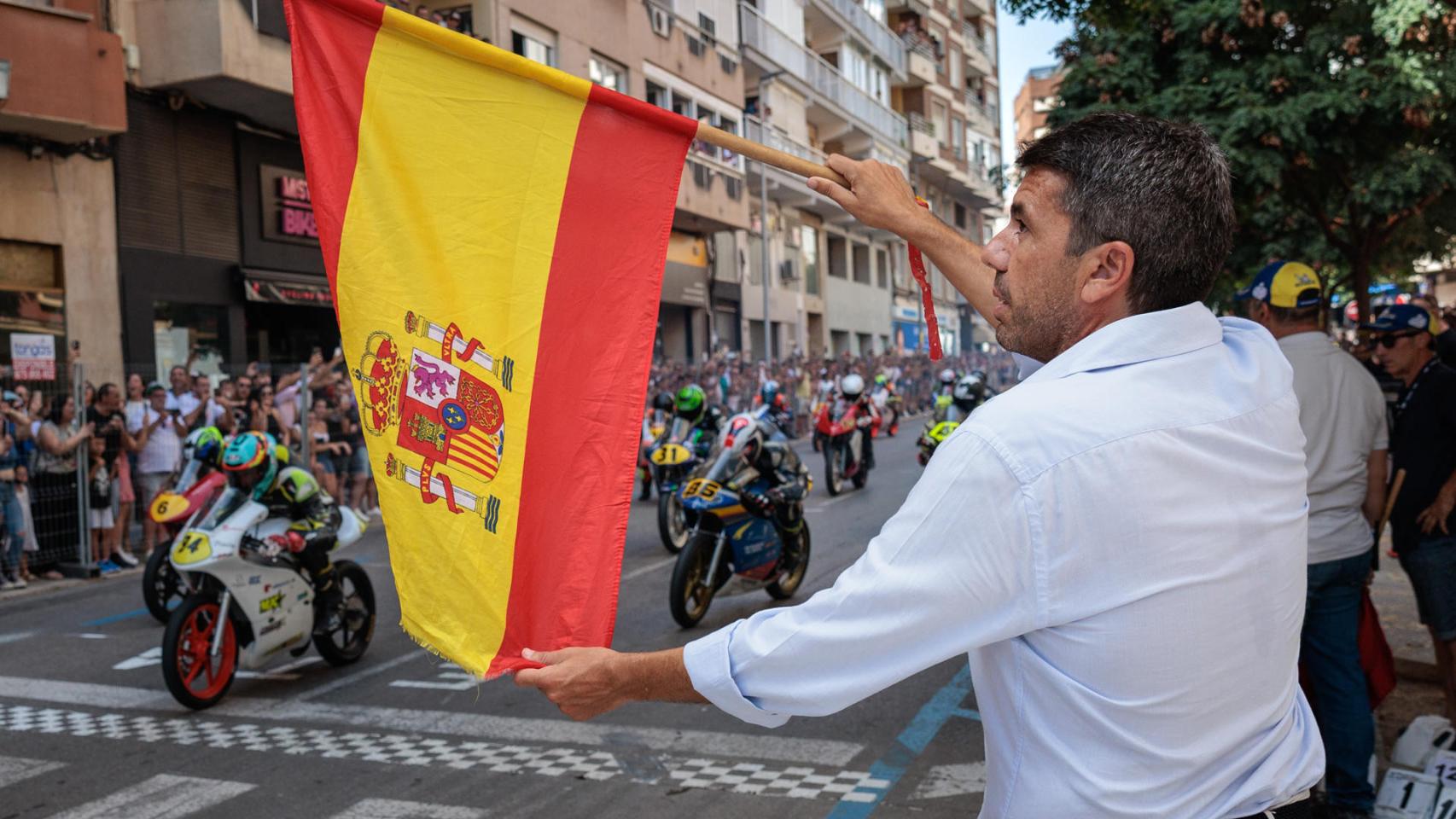 El president Mazón da el pistoletazo de salida a una carrera de motos clásicas durante su visita este martes a la localidad de Xàtiva.