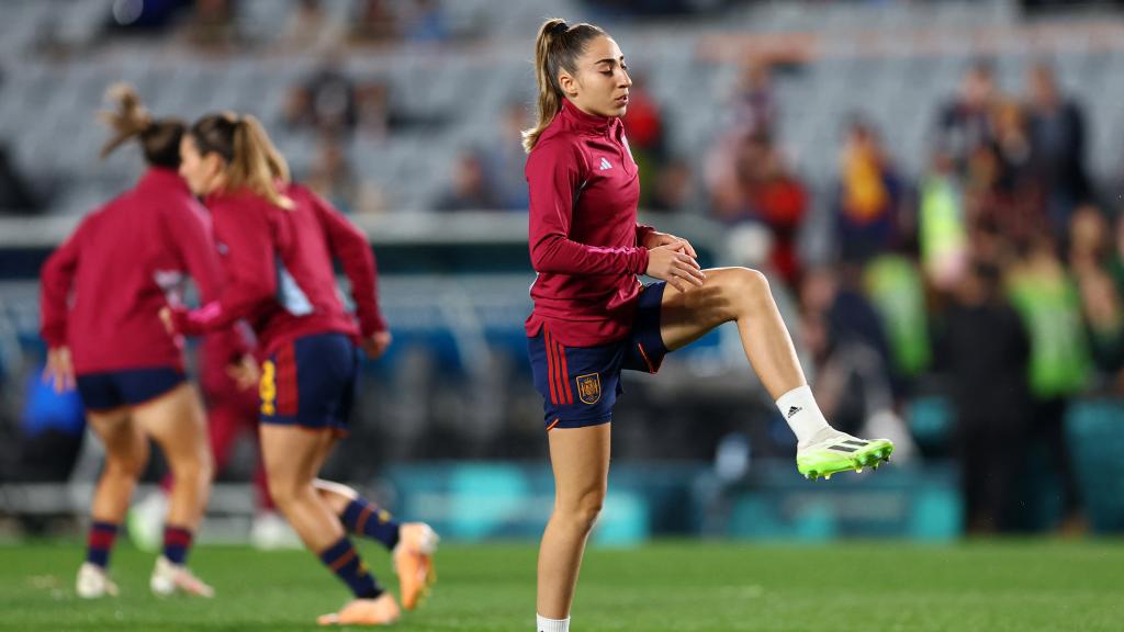 Olga Carmona, durante el calentamiento previo al España - Suecia