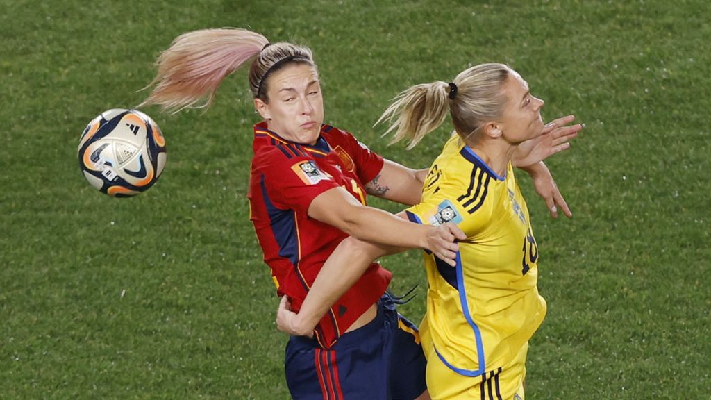 Alexia Putellas y Fridolina Rolfo saltan para intentar rematar el balón