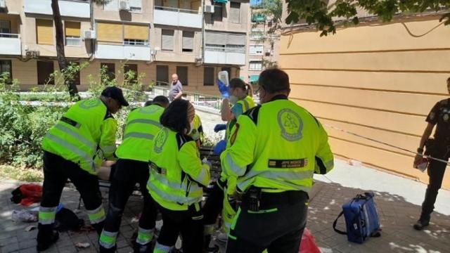 La víctima, atendida por los servicios de Emergencias.