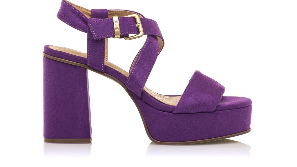 Sandalias de tacón morado Sindy, de Mustang. Precio: 55,95 euros