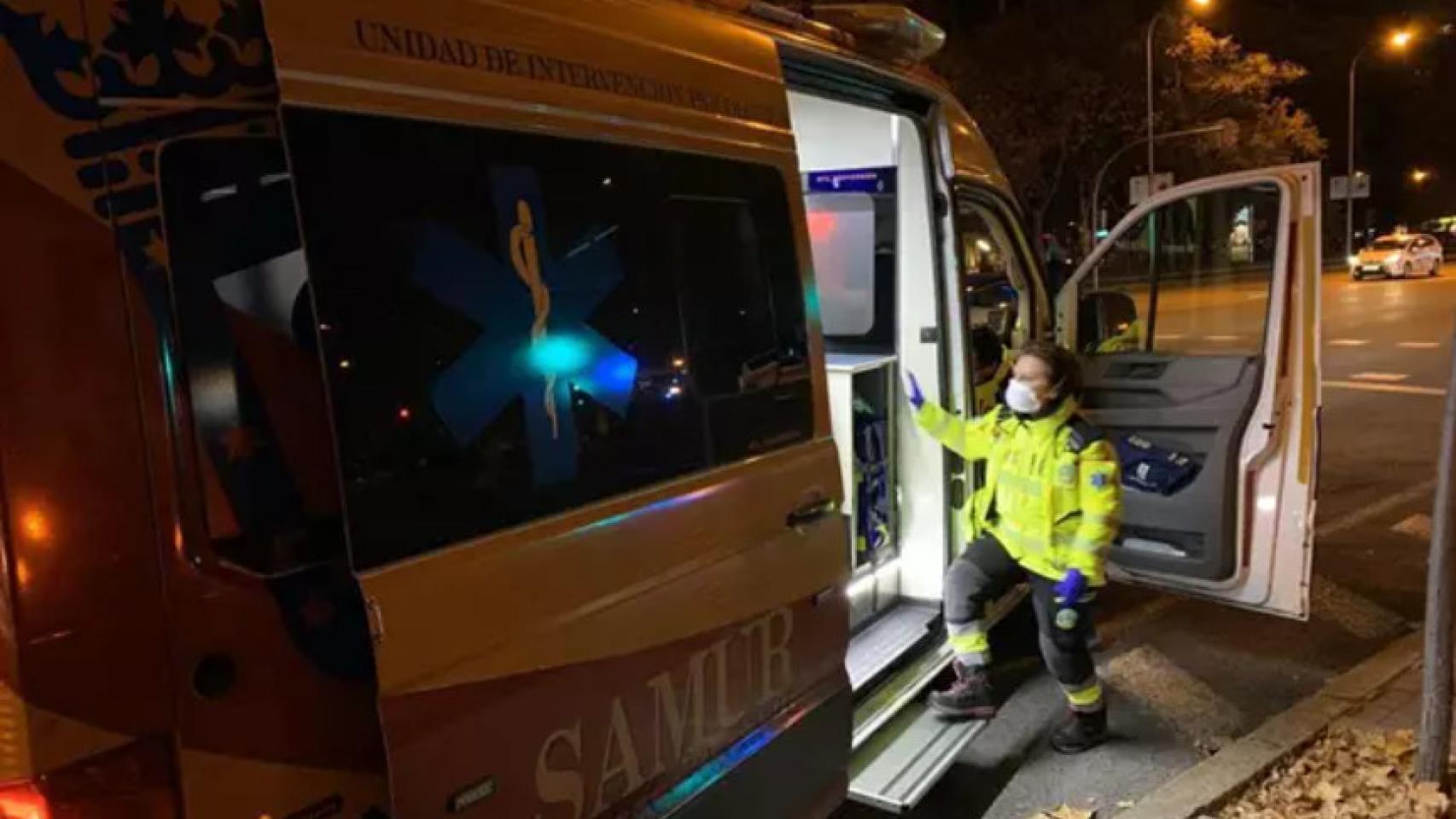 Agentes del Samur estacionados con su ambulancia.