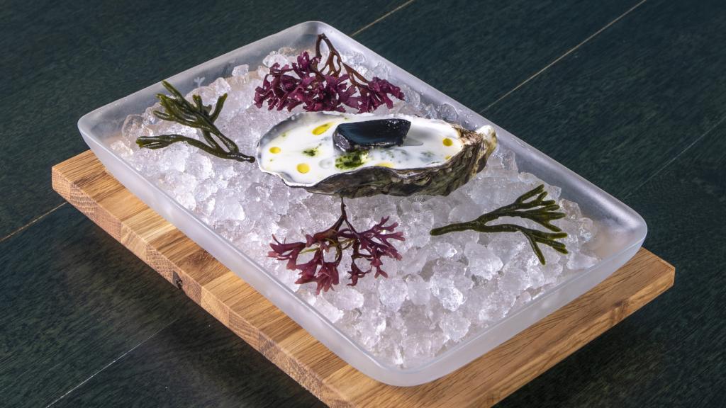 Ostra con agua de gazpacho, uno de los platos del restaurante Edge.