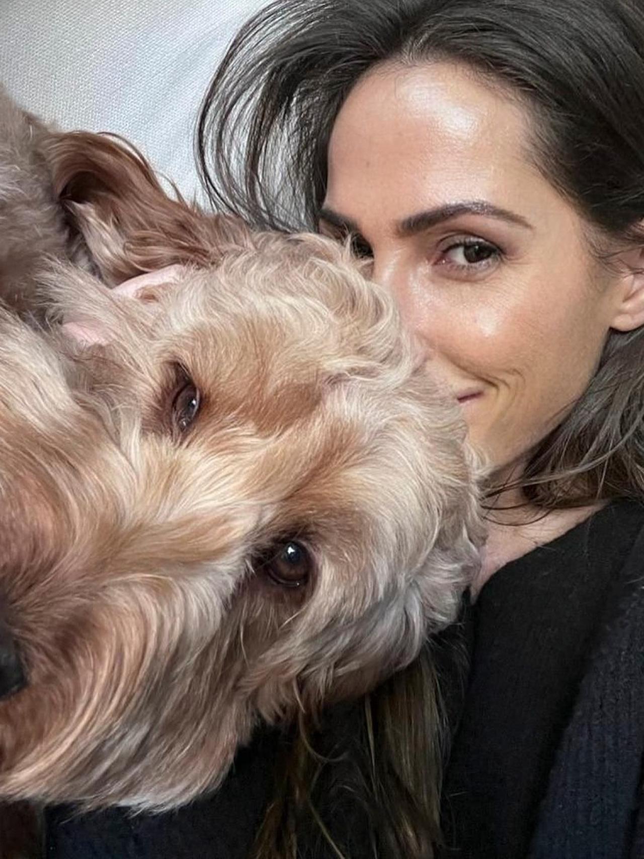 Malú en una fotografía junto a su perro Curro.