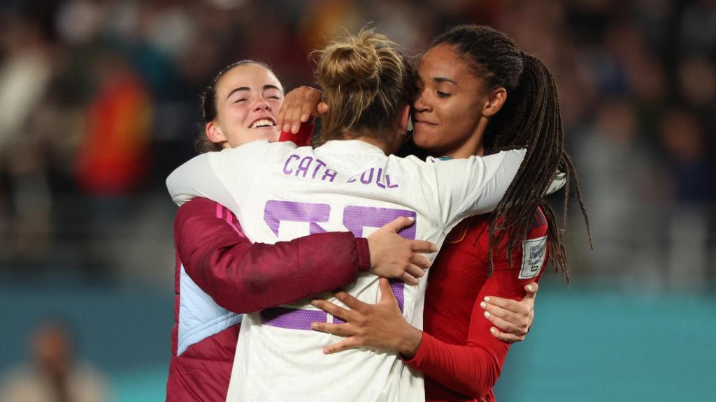 María Pérez, Cata Coll y Salma Paralluelo celebran el pase a la final del Mundial femenino