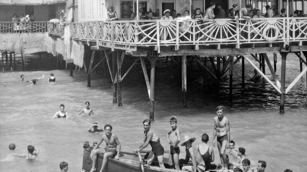 Postal con fotografía de principios del siglo XX en los balnearios del Postiguet de Alicante.
