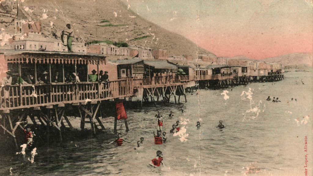 Postal coloreada de los baños de Alicante de 1905.