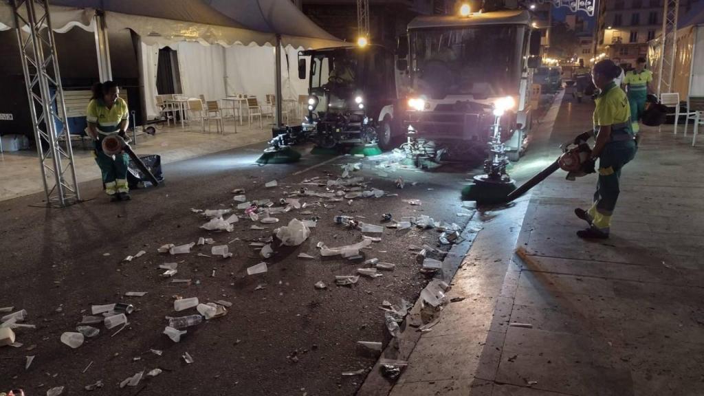 Limpieza viaria de Elche en servicio nocturno duarante las fiestas.