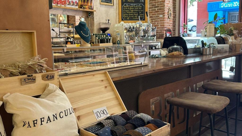 Barra de la cafetería dentro de la tienda Brunetti.