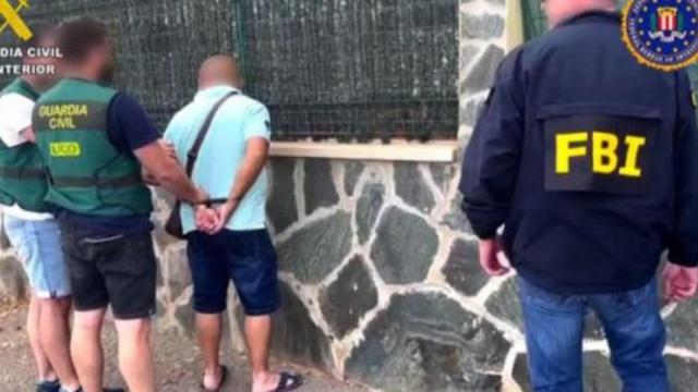 En total se ha detenido a tres personas.