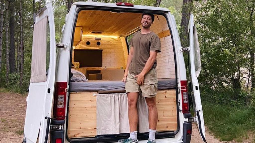 Pablo González con su ambulancia camperizada.