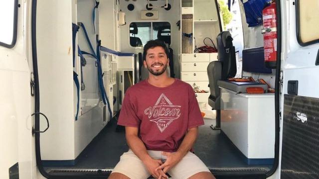 Pablo González, en el interior de su ambulancia camperizada.