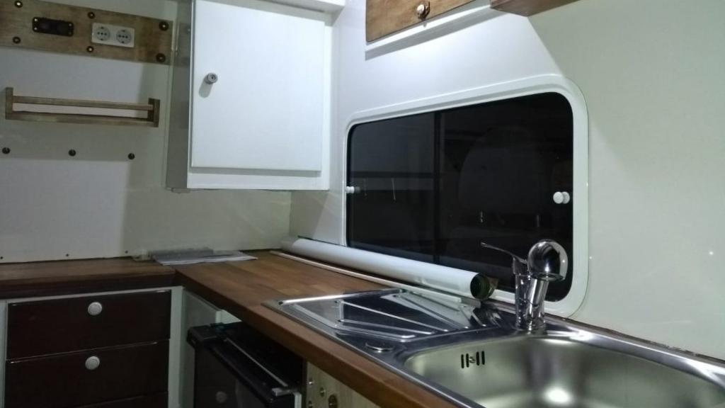 Interior ambulancia camperizada.