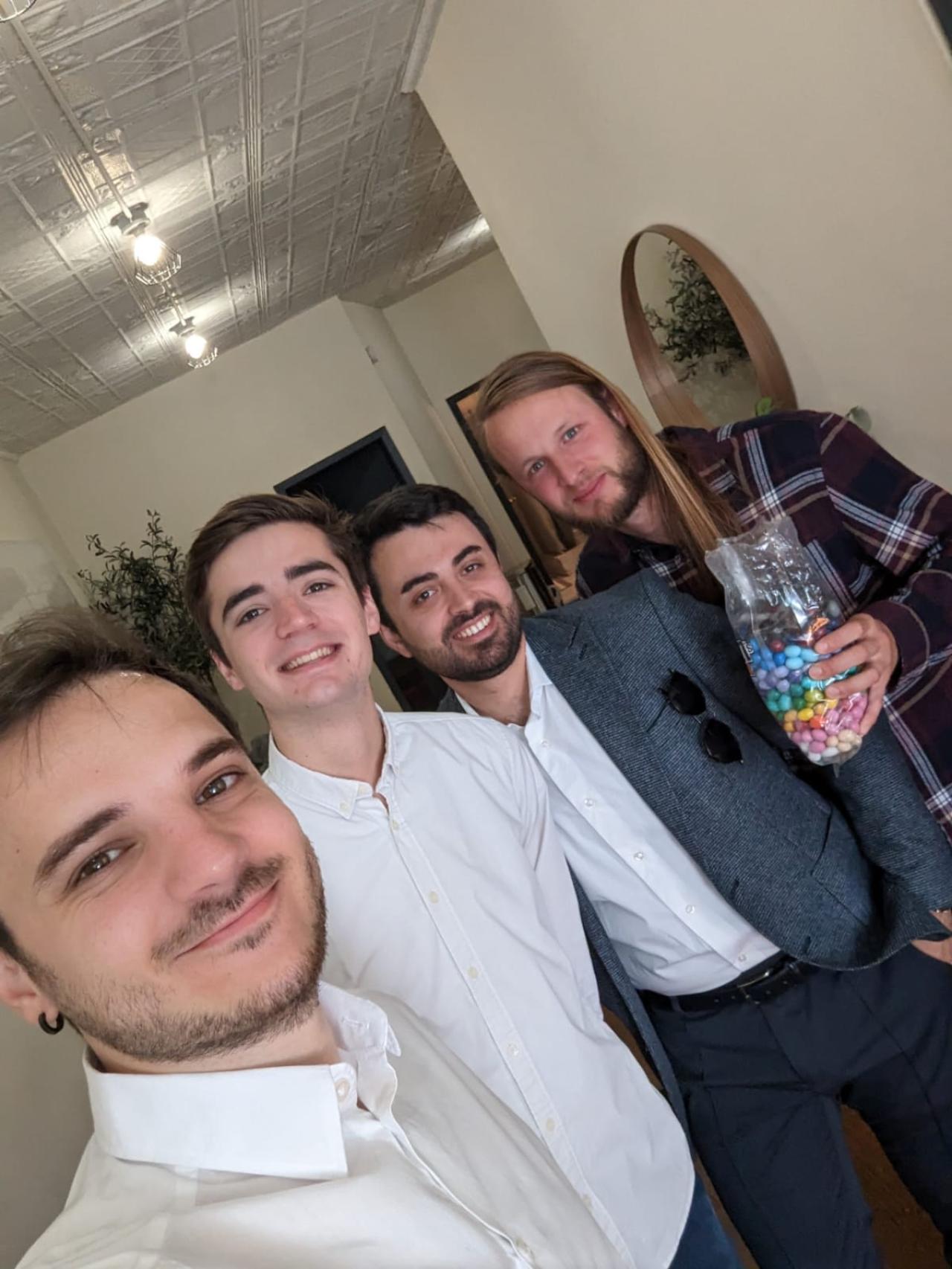 Juan, junto a algunos de sus compañeros en el Máster de Exploración Espacial de la Universidad Tecnológica de Delft.