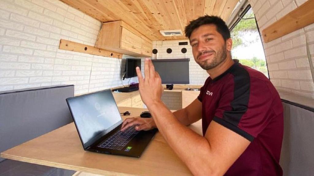 Pablo González en el interior de su casa sobre ruedas.