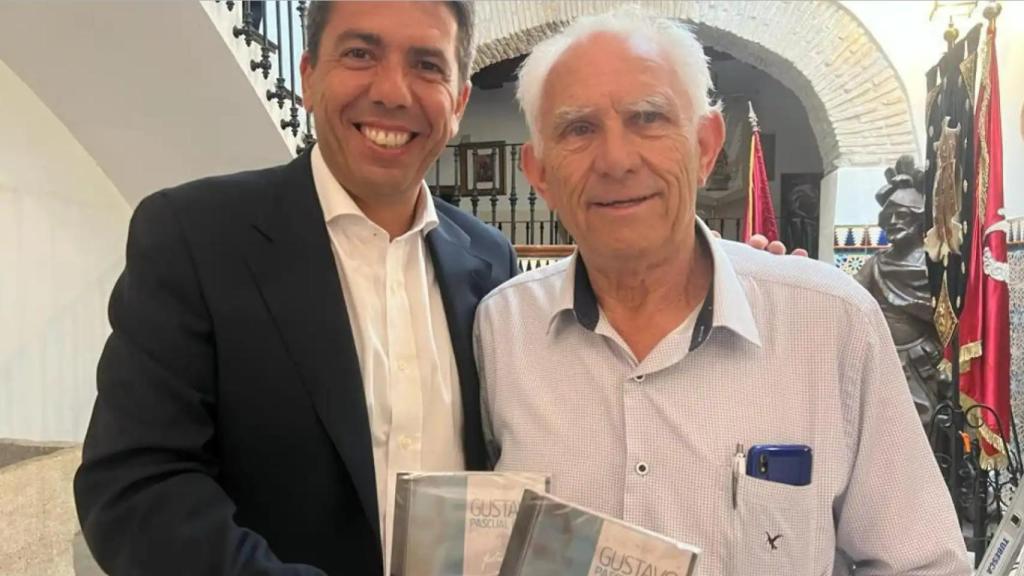 El presidente Carlos Mazón, junto a Gustavo Pascual hijo. EE