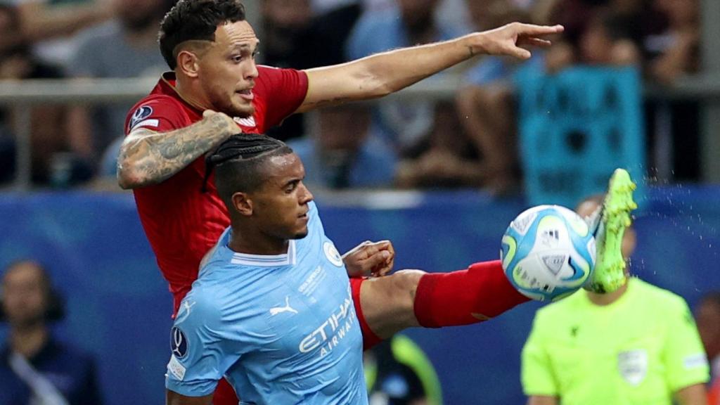 Ocampos trata de despejar el balón.