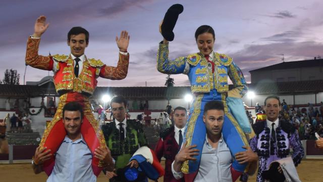 Ismael Martín y Raquel Martín salen en hombros en Guijuelo