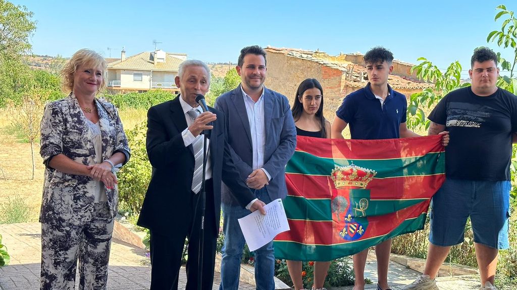 El presidente en funciones de la Diputación de Zamora y a su vez diputado encargado de las áreas de Educación, Cultura y Turismo, Víctor López de la Parte; la delegada territorial de la Junta, Leticia García junto al alcalde, Calixto Blanco González
