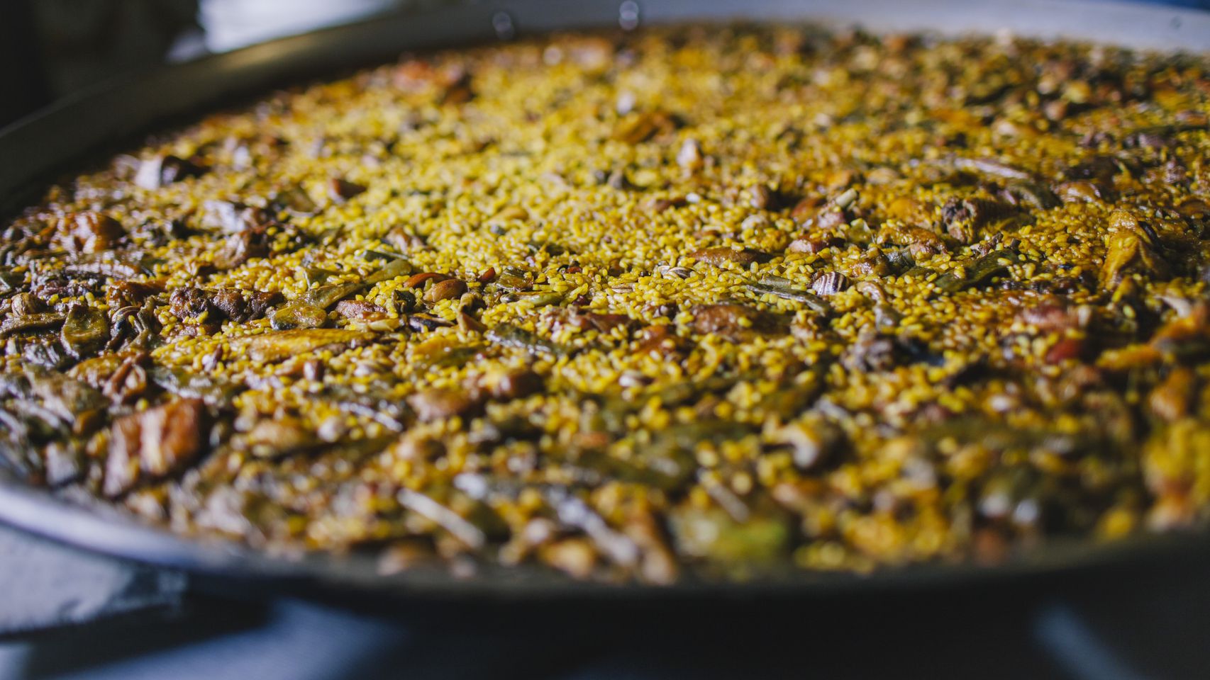 Cocineros australianos, japoneses y latinos se enfrentan a españoles por ver quién hace la mejor paella del mundo.