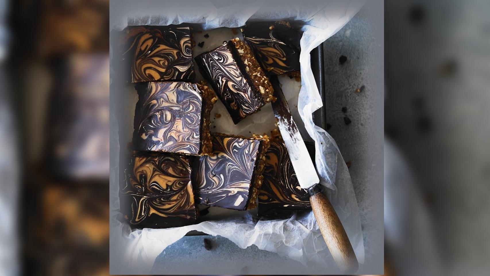 Barritas de cacahuete, chocolate y palomitas sin horno, tu nuevo snack favorito se prepara en solo unos minutos