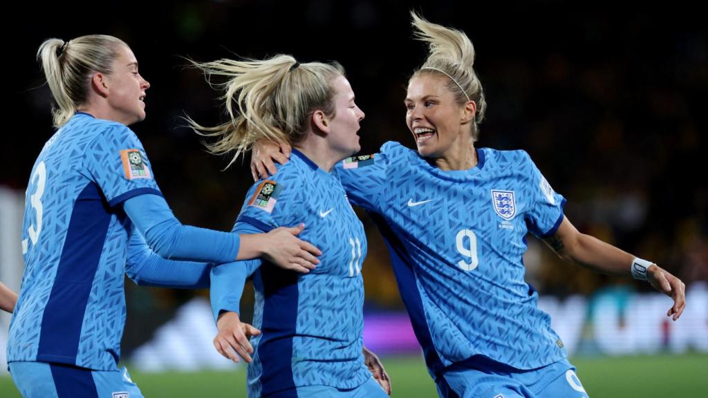 Inglaterra celebra uno de los goles contra Australia