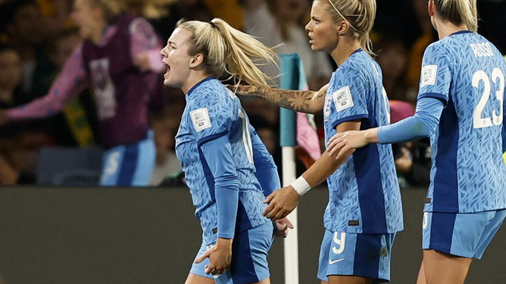 Lauren Hemp celebra el segundo gol de Inglaterra ante Australia en la semifinal del Mundial