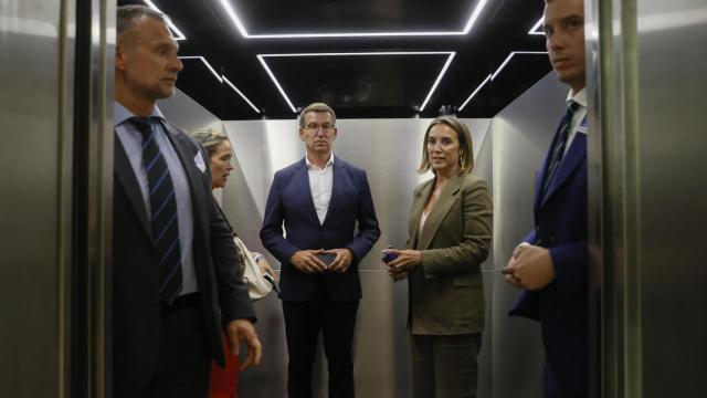 Alberto Núñez Feijóo y la secretaria general del PP, Cuca Gamarra, este miércoles en un ascensor de la sede del Congreso de los Diputados.