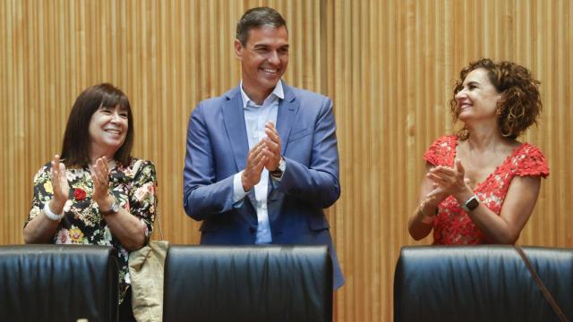 La presidenta del PSOE, Cristina Narbona, el presidente del Gobierno, Pedro Sánchez, y la vicepresidenta de Hacienda, María Jesús Montero, en el Congreso.