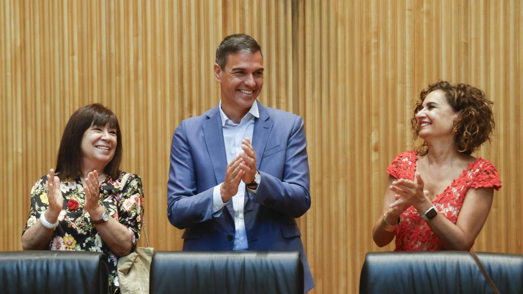 La presidenta del PSOE, Cristina Narbona, el presidente del Gobierno, Pedro Sánchez, y la vicepresidenta de Hacienda, María Jesús Montero, en el Congreso.