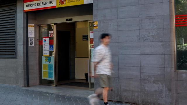 Un hombre pasa por delante de la oficina del SEPE.