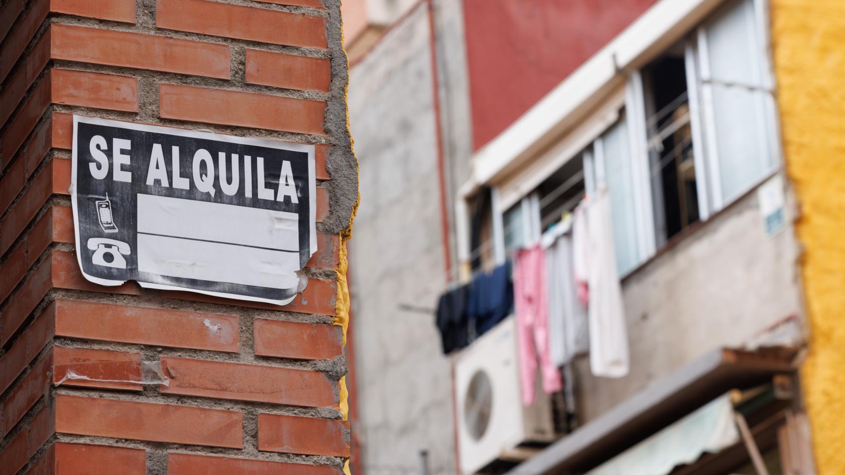 Un cartel de alquiler.