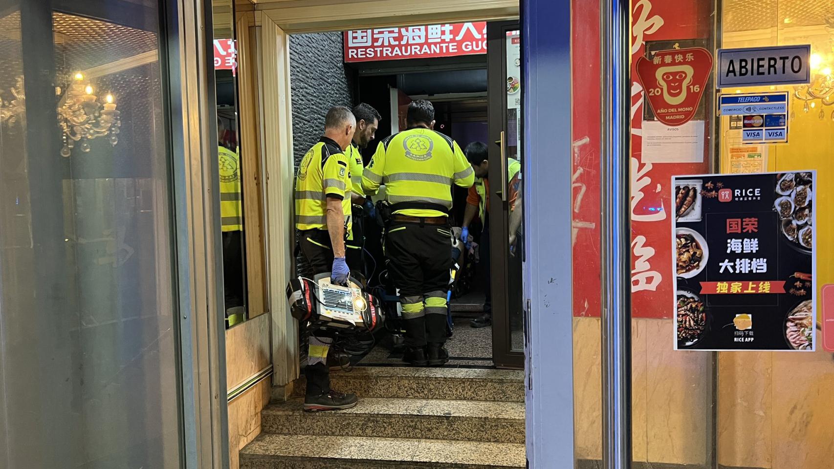 Los servicios de Emergencias entran en el local de Usera donde han ocurrido los hechos.