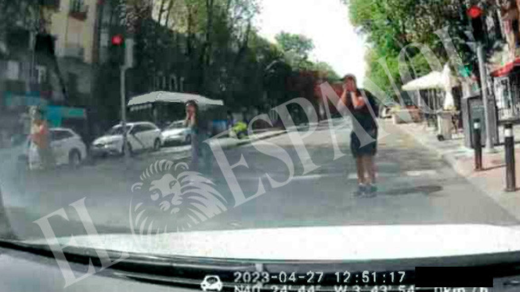 Varios peatones se llevan las manos a la cabeza tras el segundo atropello en Paseo de Extremadura.