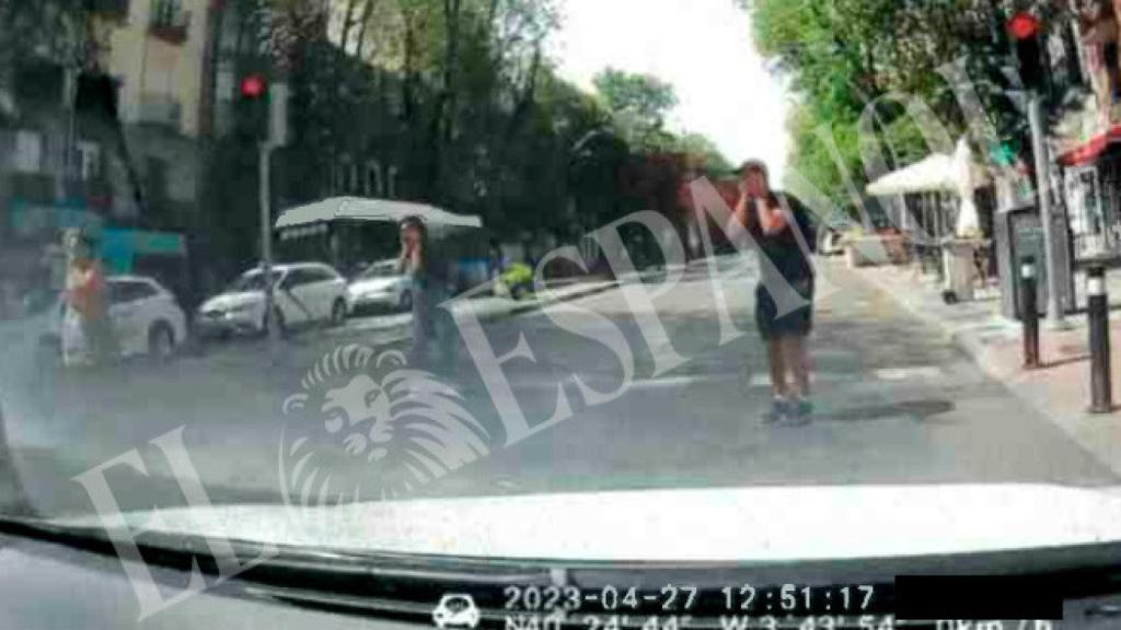 Varios peatones se llevan las manos a la cabeza tras el segundo atropello en Paseo de Extremadura.
