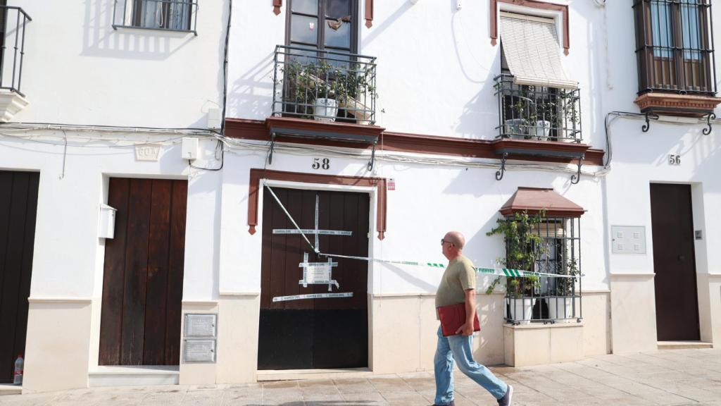 Fachada de la vivienda en Osuna donde el pasado martes aparecieron los cadáveres.