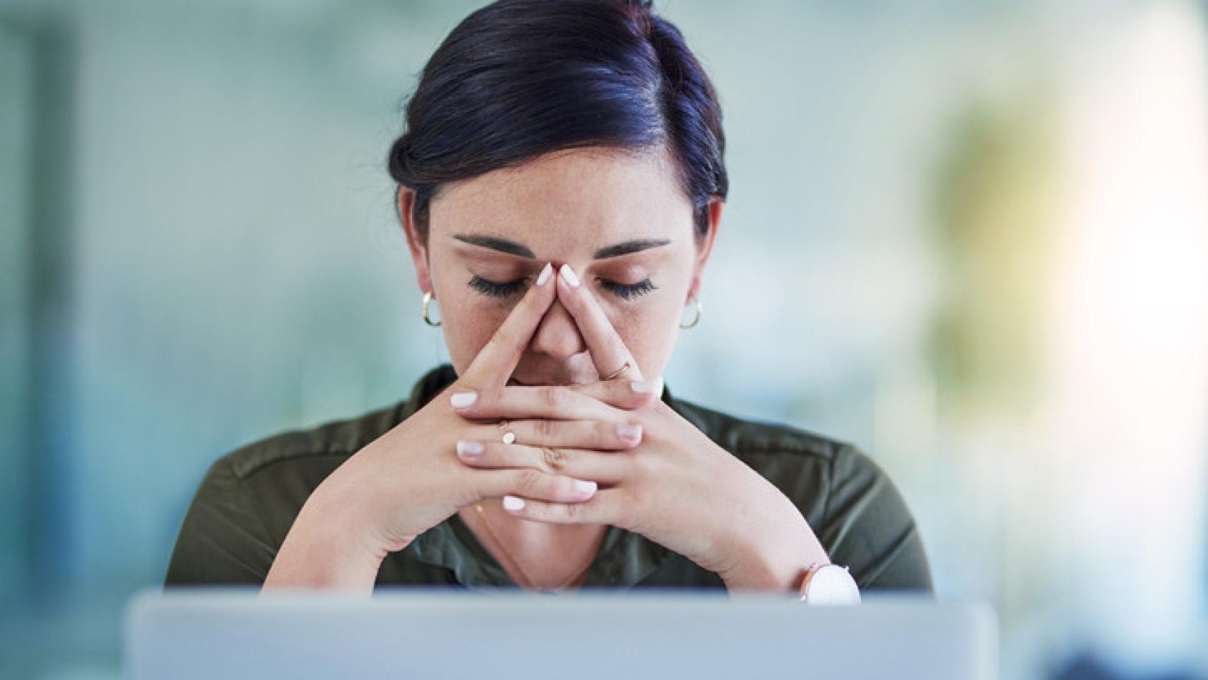 Imagen de archivo de mujer estresada en la oficina. Foto: iStock.