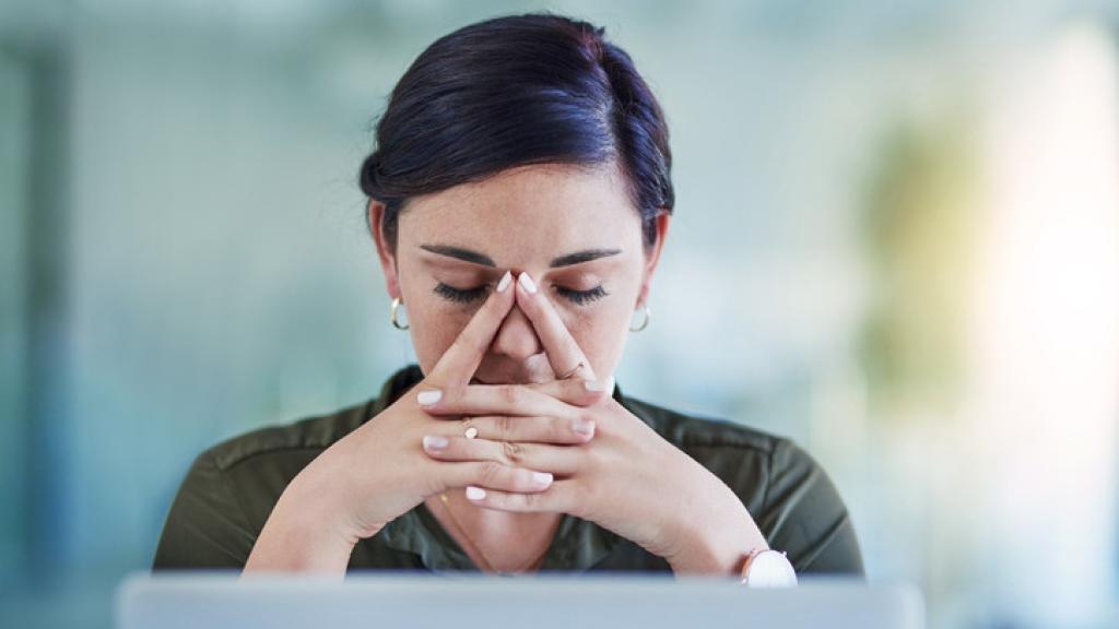 Imagen de archivo de mujer estresada en la oficina. Foto: iStock.