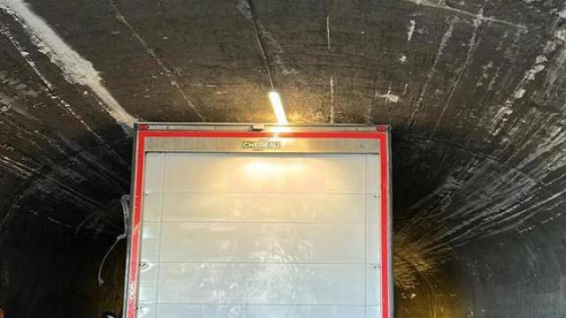 Imagen del camión encajado en el túnel de Las Delicias de Valladolid