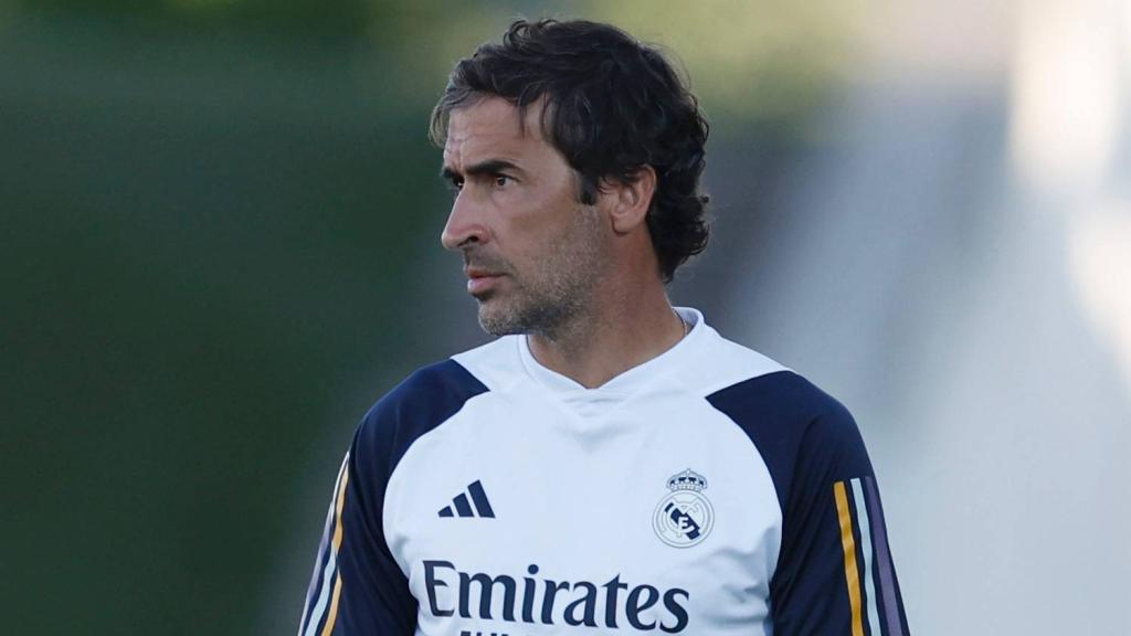 Raúl González dirigiendo un partido del Castilla